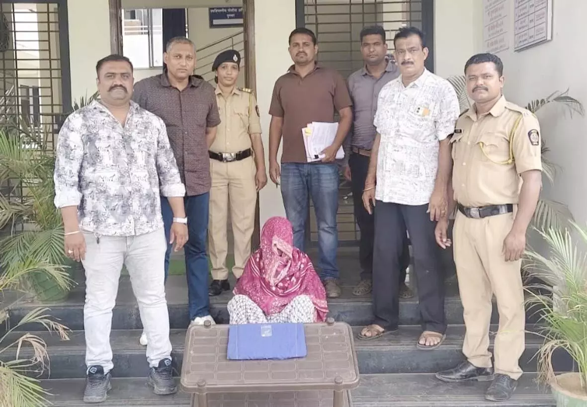 बस स्टैंड पर चेन स्नेचिंग करने वाली महिला माल सहित गिरफ्तार बस स्टैंड पर चेन स्नेचिंग करने वाली महिला माल सहित गिरफ्तार