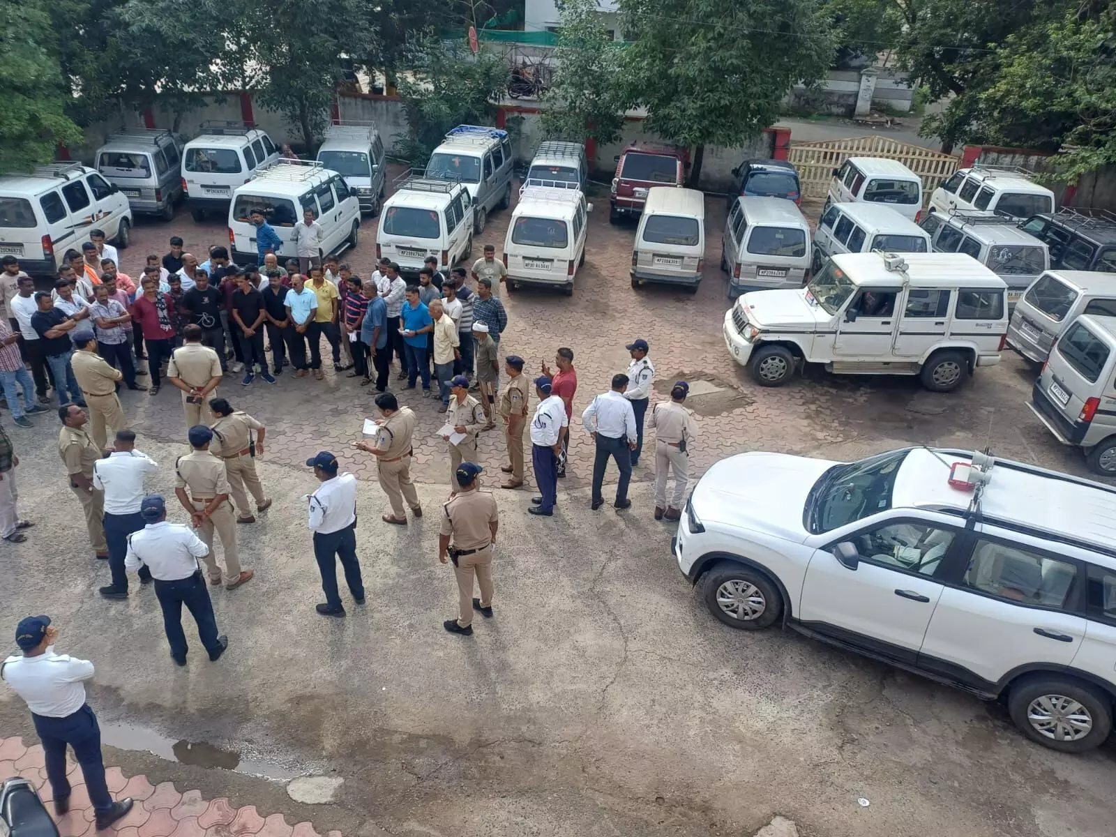 बिना परमिट और जरुरी संसाधनों के स्कूली बच्चों का परिवहन कर रही 35 स्कूली वैन को किया गया जब्त बिना परमिट और जरुरी संसाधनों के स्कूली बच्चों का परिवहन कर रही 35 स्कूली वैन को किया गया जब्त