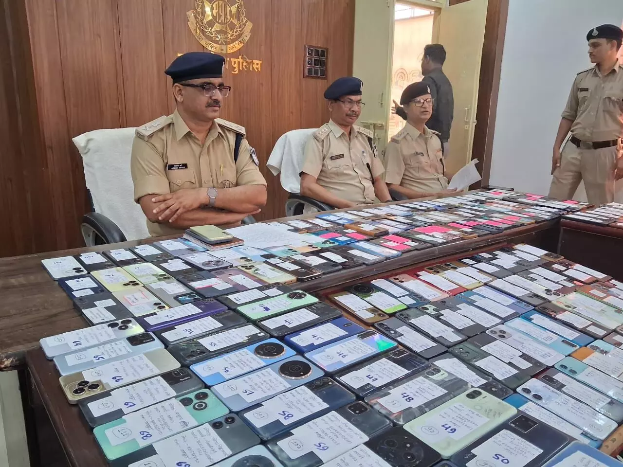 पुलिस की बड़ी उपलब्धि — 271 गुम हुए मोबाइल बरामद, कुल कीमत लगभग ₹48,78,000/- पुलिस की बड़ी उपलब्धि — 271 गुम हुए मोबाइल बरामद, कुल कीमत लगभग ₹48,78,000/-