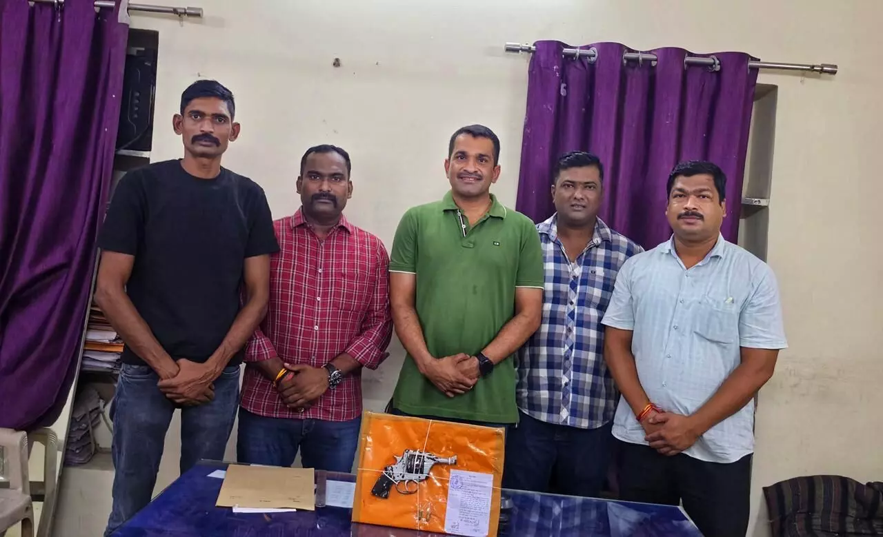 गांधीसागर तालाब के पास युवक गिरफ्तार, देसी पिस्तौल और दो जिंदा कारतूस बरामद गांधीसागर तालाब के पास युवक गिरफ्तार, देसी पिस्तौल और दो जिंदा कारतूस बरामद