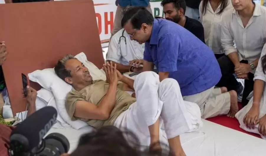 जंतर मंतर पर सोनम वांगचुक से अरविंद केजरीवाल ने की मुलाकात, केंद्रीय शिक्षा मंत्री धर्मेंद्र प्रधान के इस्तीफे को लेकर BJP पर साधा निशाना जंतर मंतर पर सोनम वांगचुक से अरविंद केजरीवाल ने की मुलाकात, केंद्रीय शिक्षा मंत्री धर्मेंद्र प्रधान के इस्तीफे को लेकर BJP पर साधा निशाना