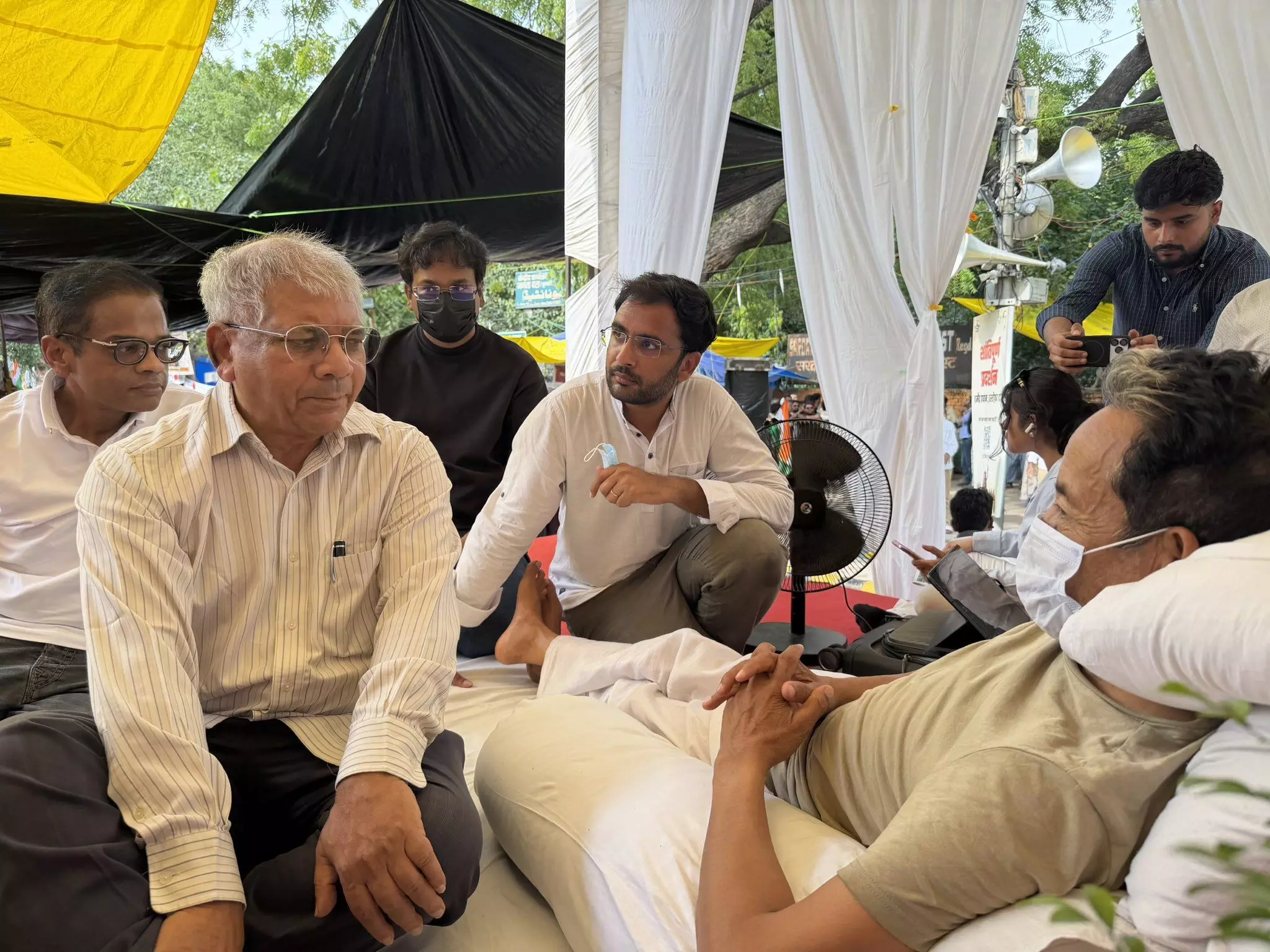 जंतर-मंतर पर कॉकरोच जनता पार्टी का आंदोलन, समर्थन में पहुंचे केजरीवाल, डिंपल और प्रकाश आंबेडकर जंतर-मंतर पर कॉकरोच जनता पार्टी का आंदोलन, समर्थन में पहुंचे केजरीवाल, डिंपल और प्रकाश आंबेडकर