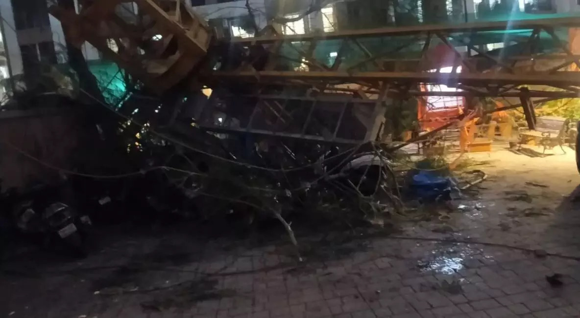 निर्माणाधीन साइट पर गिरी क्रेन, एक युवक की मौत कई घायल, रेस्क्यू टीम मलबा हटाने में जुटी निर्माणाधीन साइट पर गिरी क्रेन, एक युवक की मौत कई घायल, रेस्क्यू टीम मलबा हटाने में जुटी