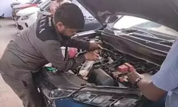 रायपुर में ई20 पेट्रोल से खराब हुआ कार का इंजन, कोर्ट ने कंपनी से कहा - नई कार दो या फिर.. रायपुर में ई20 पेट्रोल से खराब हुआ कार का इंजन, कोर्ट ने कंपनी से कहा - नई कार दो या फिर..