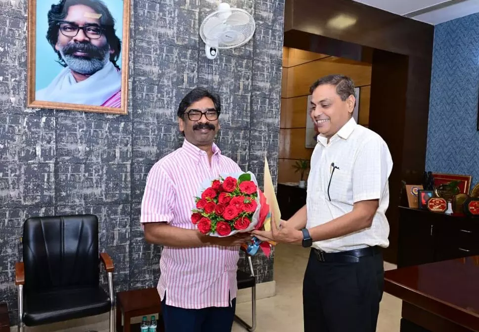 मुख्यमंत्री हेमंत सोरेन से रेलवे के डीआरएम ने की मुलाकात, पुनर्विकसित स्टेशनों के उद्घाटन कार्यक्रम में सम्मिलित होने का दिया आमंत्रण पत्र मुख्यमंत्री हेमंत सोरेन से रेलवे के डीआरएम ने की मुलाकात, पुनर्विकसित स्टेशनों के उद्घाटन कार्यक्रम में सम्मिलित होने का दिया आमंत्रण पत्र
