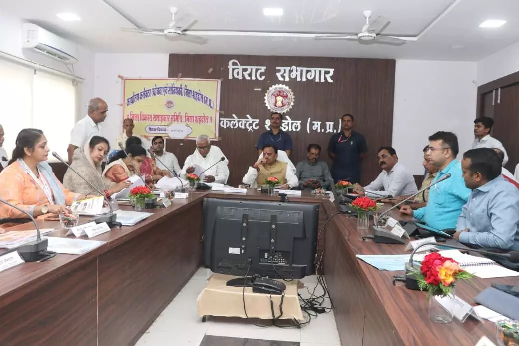 प्रभारी मंत्री ने बैठक से ही एसईसी रेलवे के जीएम को फोन लगाया प्रभारी मंत्री ने बैठक से ही एसईसी रेलवे के जीएम को फोन लगाया