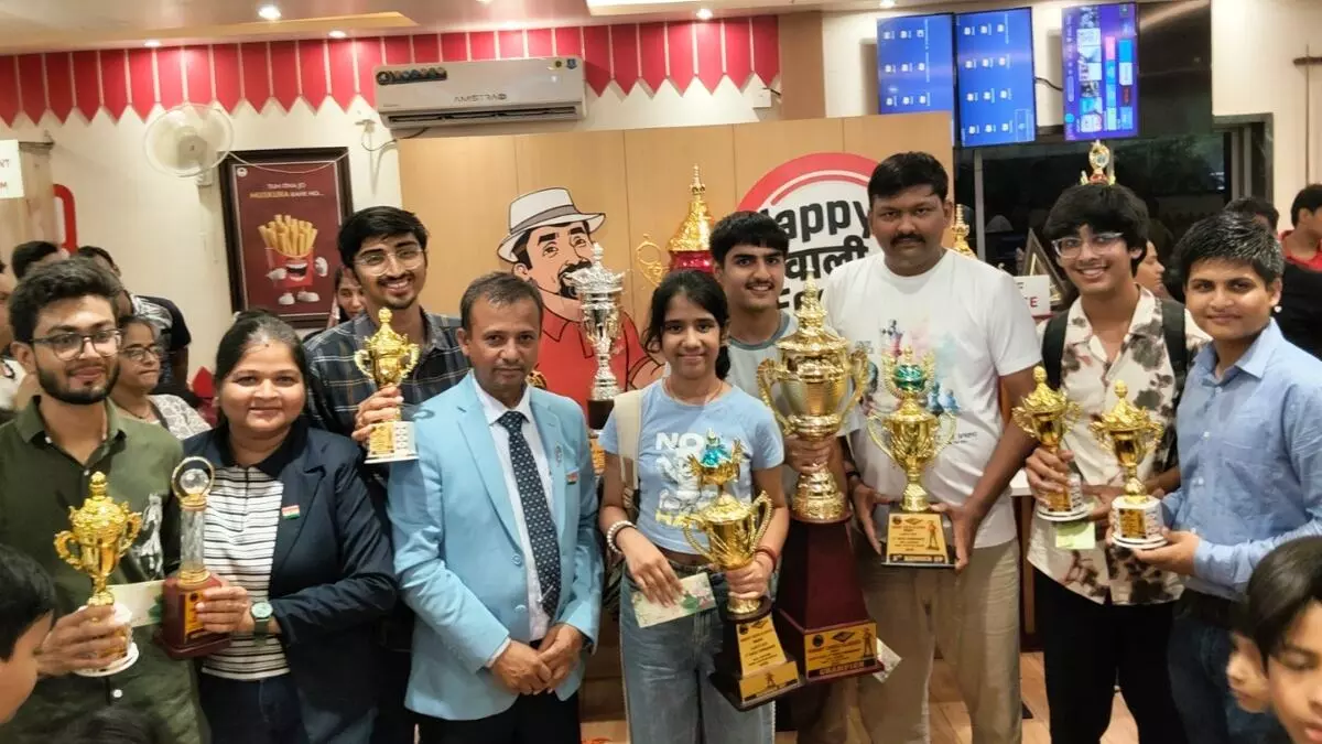 Ajays Cafe ने फ़ूड से आगे बढ़कर शतरंज के जरिए फैलाई हैप्पी वाली फीलिंग Ajays Cafe ने फ़ूड से आगे बढ़कर शतरंज के जरिए फैलाई हैप्पी वाली फीलिंग