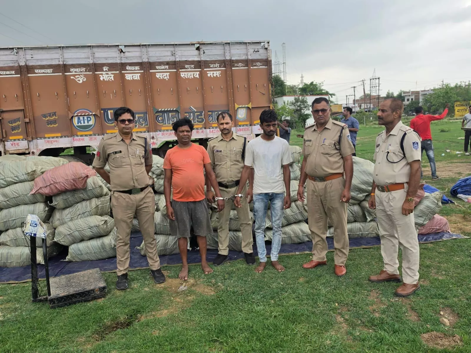ऑपरेशन प्रहार-2 में मनगवां पुलिस की बड़ी कामयाबी: मक्के की आड़ में जा रही 20 क्विंटल गांजे की खेप पकड़ी, दो तस्कर गिरफ्तार ऑपरेशन प्रहार-2 में मनगवां पुलिस की बड़ी कामयाबी: मक्के की आड़ में जा रही 20 क्विंटल गांजे की खेप पकड़ी, दो तस्कर गिरफ्तार
