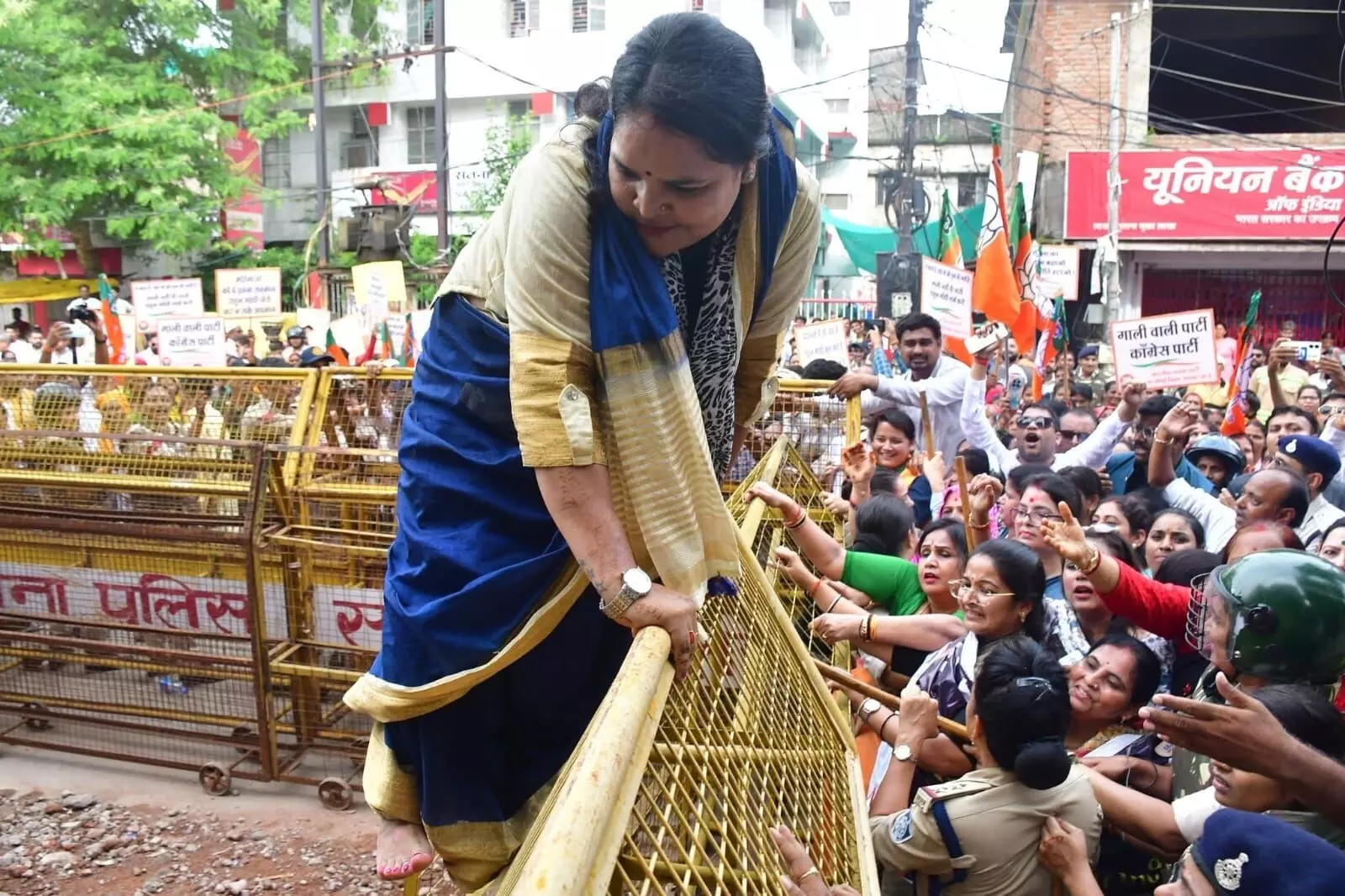 सीडब्ल्यूसी सदस्य को राजनीतिक प्रदर्शन में शामिल होना पड़ा भारी सीडब्ल्यूसी सदस्य को राजनीतिक प्रदर्शन में शामिल होना पड़ा भारी