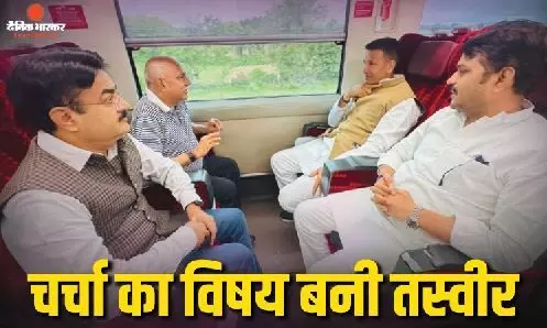कौन जीतेगा दतिया का रण…प्रचार के पहले वंदेभारत ट्रेन में हेमंत खंडेलवाल और जीतू पटवारी की मुलाकात कौन जीतेगा दतिया का रण…प्रचार के पहले वंदेभारत ट्रेन में हेमंत खंडेलवाल और जीतू पटवारी की मुलाकात