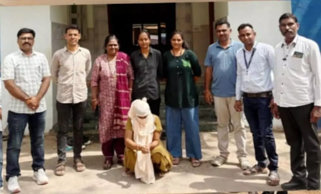 साइबर स्क्वॉड की मदद से 20 साल पुराने हत्या मामले की फरार महिला आरोपी गुजरात से गिरफ्तार साइबर स्क्वॉड की मदद से 20 साल पुराने हत्या मामले की फरार महिला आरोपी गुजरात से गिरफ्तार