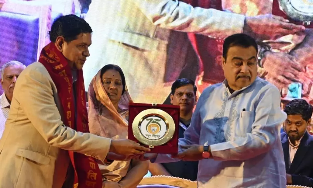 केंद्रीय मंत्री नितिन गडकरी ने कहा - राजनीति की तरह दिखावे के लिए नहीं, संकल्प के साथ करें पौधारोपण केंद्रीय मंत्री नितिन गडकरी ने कहा - राजनीति की तरह दिखावे के लिए नहीं, संकल्प के साथ करें पौधारोपण