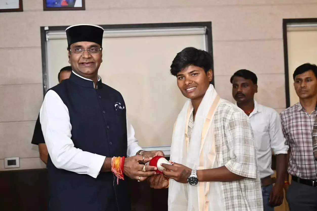 भारतीय महिला क्रिकेटर क्रांति का खेल मंत्री सारंग ने भोपाल में किया सम्मान