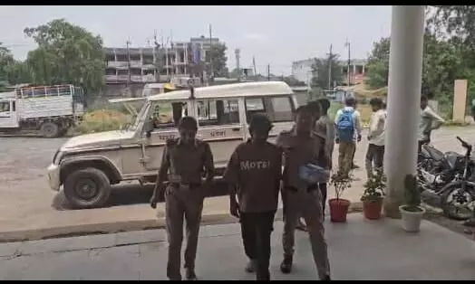 पिस्टल लहराते युवक को पकड़ा पिस्टल लहराते युवक को पकड़ा