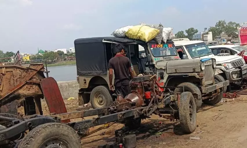 गैराजों से निकले यूज्ड ऑयल से फैल रहा प्रदूषण गैराजों से निकले यूज्ड ऑयल से फैल रहा प्रदूषण