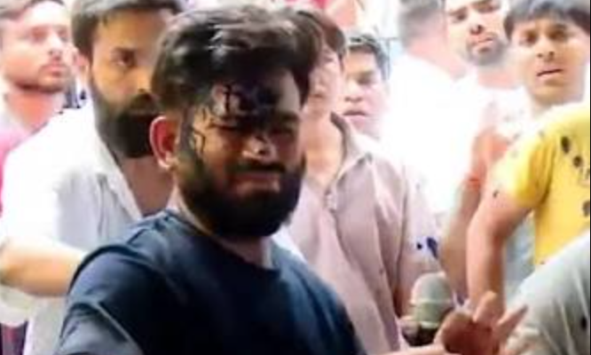 अभिजीत दीपके पर महिला ने फेंकी स्याही, CJP प्रमुख बोले - नीला मेरा रंग है