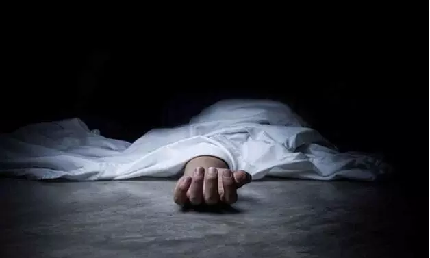 शराब के लिए पैसे नहीं दिए तो बेटे ने मां को पीट-पीटकर मार डाला, रातभर शव के पास बैठा रहा आरोपी, सीतापुर की घटना शराब के लिए पैसे नहीं दिए तो बेटे ने मां को पीट-पीटकर मार डाला, रातभर शव के पास बैठा रहा आरोपी, सीतापुर की घटना