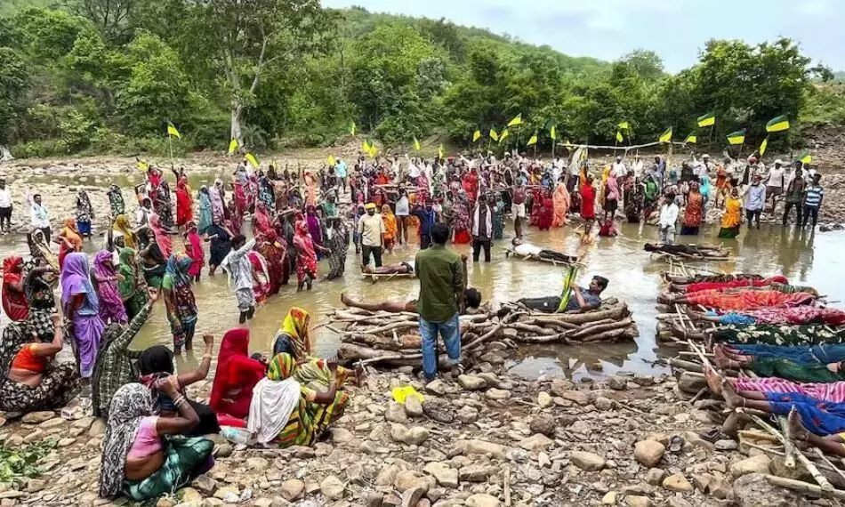 केन-बेतवा परियोजना के प्रदर्शनकारियों को हटाने पर भड़की कांग्रेस, पूर्व केंद्रीय मंत्री ने सरकार पर उठाए सवाल केन-बेतवा परियोजना के प्रदर्शनकारियों को हटाने पर भड़की कांग्रेस, पूर्व केंद्रीय मंत्री ने सरकार पर उठाए सवाल