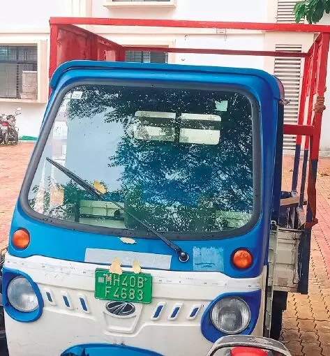 चलती ई-रिक्शा में हेडलाइट चालू करने के प्रयास में हादसा - पत्नी की मौत, पति गंभीर घायल चलती ई-रिक्शा में हेडलाइट चालू करने के प्रयास में हादसा - पत्नी की मौत, पति गंभीर घायल