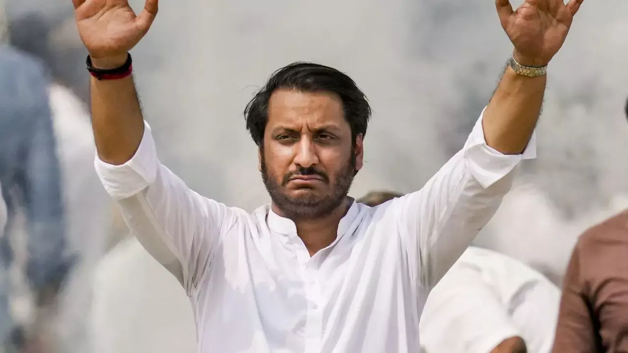 शरद पवार की पार्टी को गठबंधन में आना है तो महाराष्ट्र में सुनेत्रा पवार का नेतृत्व स्वीकार करना पड़ेगा शरद पवार की पार्टी को गठबंधन में आना है तो महाराष्ट्र में सुनेत्रा पवार का नेतृत्व स्वीकार करना पड़ेगा