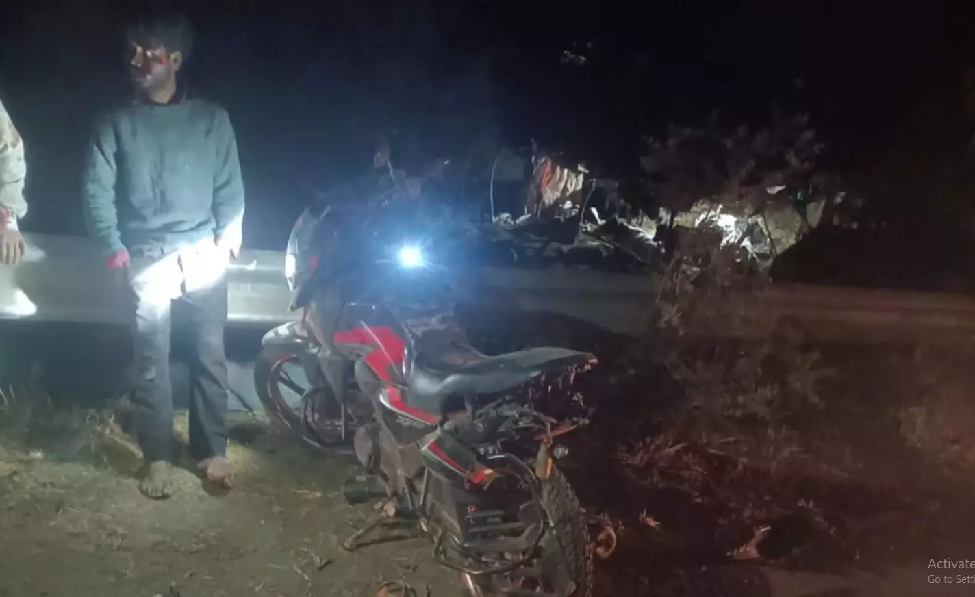 तेज रफ्तार हाईवा ने 6 दोस्तों को मारी जबदस्त टक्कर, चार की मौत, दो घायल तेज रफ्तार हाईवा ने 6 दोस्तों को मारी जबदस्त टक्कर, चार की मौत, दो घायल