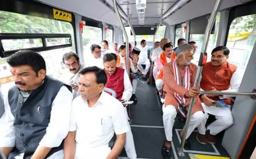 मुख्यमंत्री डॉ. यादव, मंत्रीगण सहित ई-बस से पहुंचे जगदीशपुर