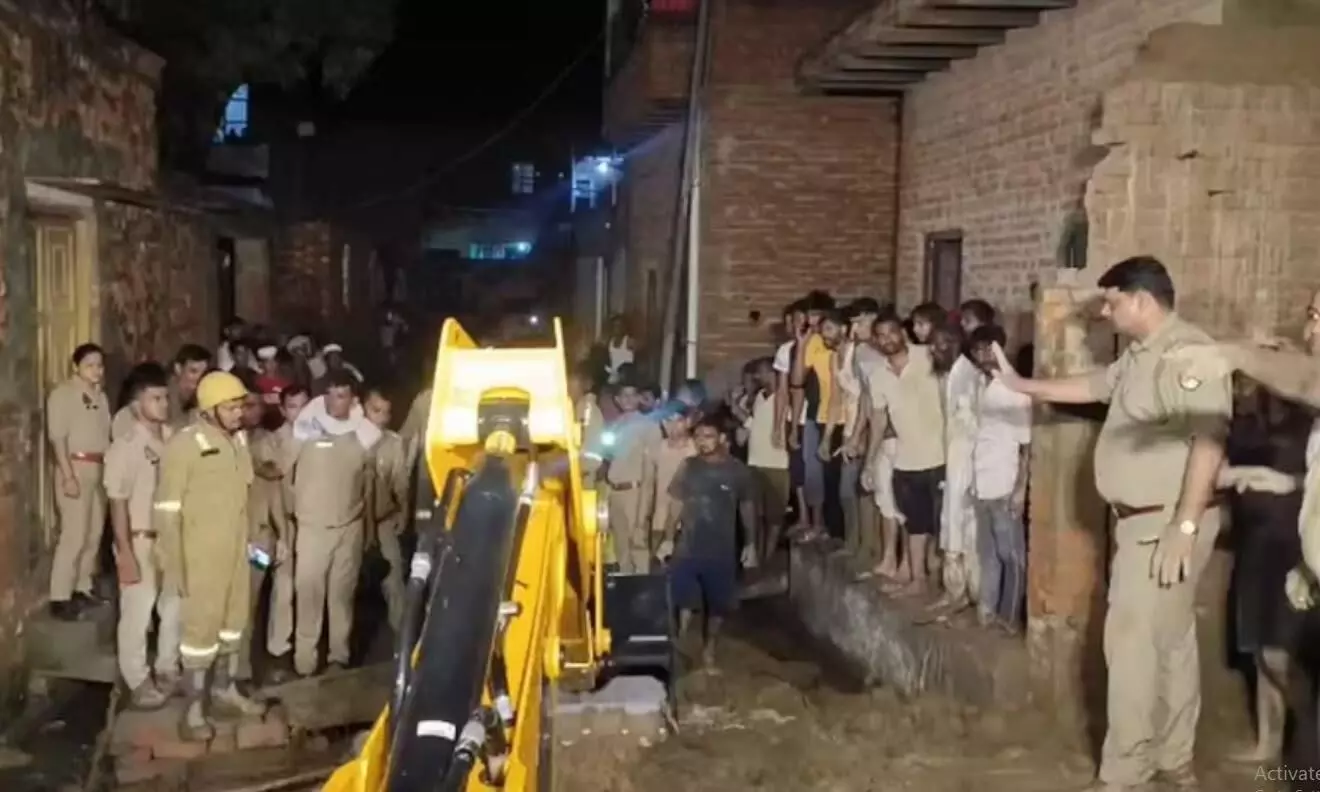 मुजफ्फरनगर में अचानक भरभराकर ढहा कच्चा मकान, 4 मासूम समेत पांच की मौत, दो घायल मुजफ्फरनगर में अचानक भरभराकर ढहा कच्चा मकान, 4 मासूम समेत पांच की मौत, दो घायल