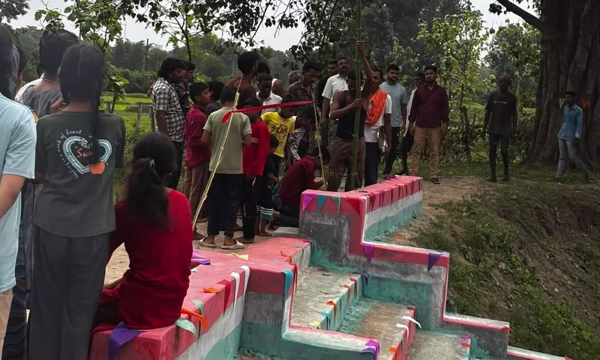 कई बार मांग के बाद भी नेताओं ने नहीं सुनी तो चंदा कर बना दिया घाट कई बार मांग के बाद भी नेताओं ने नहीं सुनी तो चंदा कर बना दिया घाट
