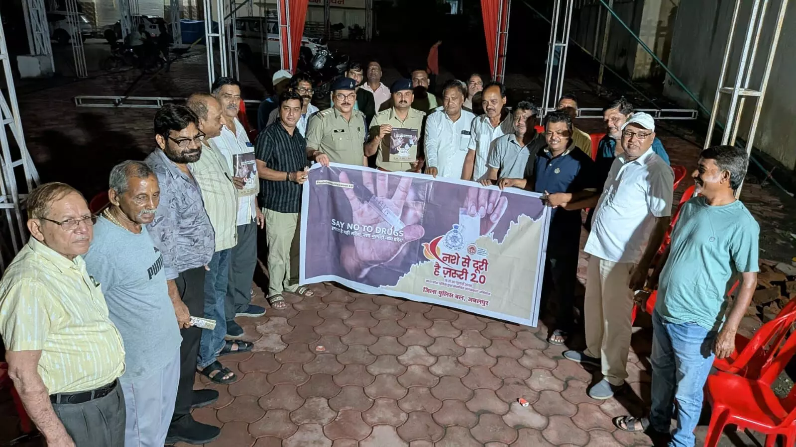 नशे से दूरी दो कदम है ज़रूरी नशे से दूरी दो कदम है ज़रूरी