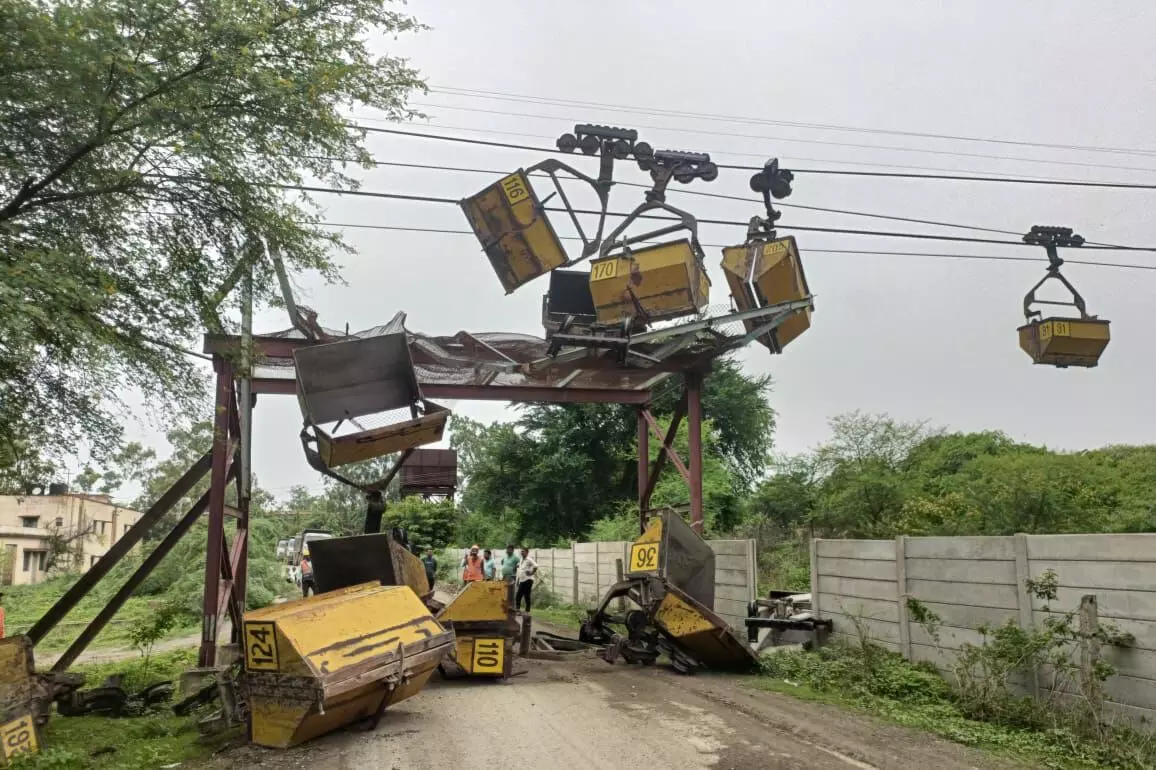बिरला सीमेन्ट फैक्ट्री के रोपवे की 4 ट्रॉली सडक़ पर गिरीं, बड़ा हादसा टला बिरला सीमेन्ट फैक्ट्री के रोपवे की 4 ट्रॉली सडक़ पर गिरीं, बड़ा हादसा टला
