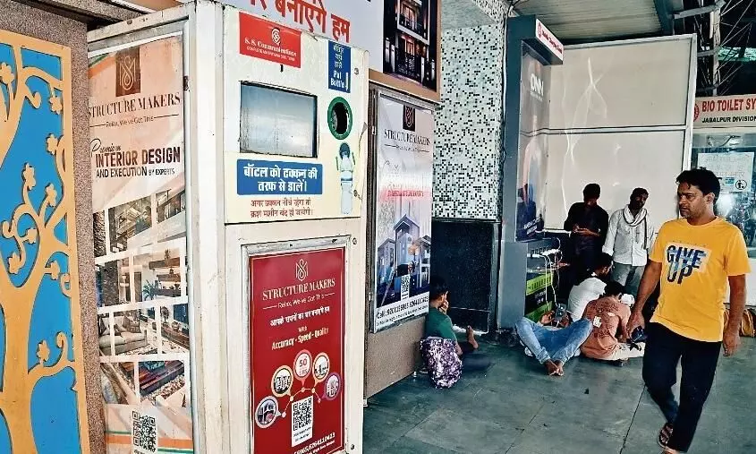 रेल पटरियों पर बिखरीं पड़ी बोतलें, स्टेशन की बॉटल क्रशिंग मशीन में भर गया कचरा रेल पटरियों पर बिखरीं पड़ी बोतलें, स्टेशन की बॉटल क्रशिंग मशीन में भर गया कचरा