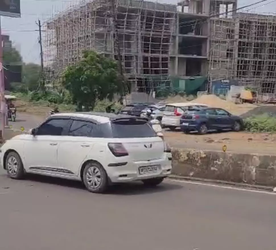 जबलपुर की सड़कों पर धड़ल्ले से दौड़ रहीं काली फिल्म लगी गाड़ियां जबलपुर की सड़कों पर धड़ल्ले से दौड़ रहीं काली फिल्म लगी गाड़ियां