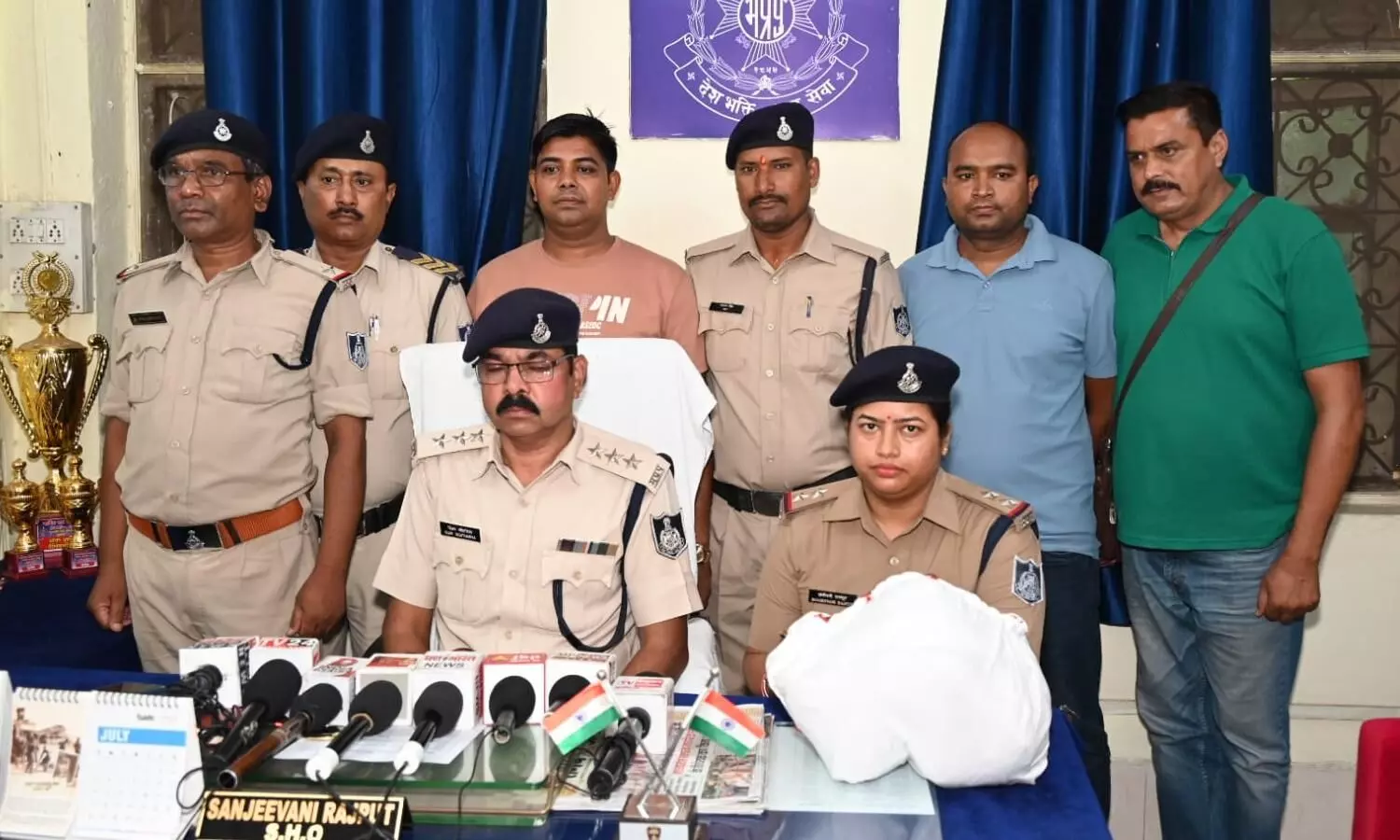जबलपुर स्टेशन पर 1 लाख रुपये के गांजे के साथ महिला गिरफ्तार जबलपुर स्टेशन पर 1 लाख रुपये के गांजे के साथ महिला गिरफ्तार