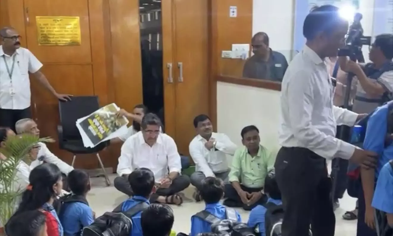 शिक्षक नदारद, कैसे करे पढ़ाई - एकात्मता नगर स्कूल की अनदेखी को लेकर पालकों का धरना प्रदर्शन शिक्षक नदारद, कैसे करे पढ़ाई - एकात्मता नगर स्कूल की अनदेखी को लेकर पालकों का धरना प्रदर्शन