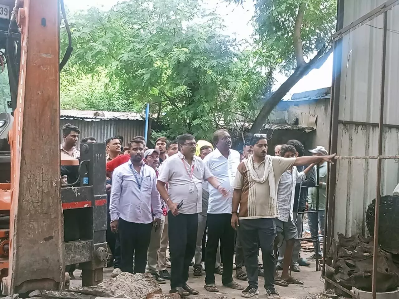 फायरिंग के आरोपी के अतिक्रमण पर चला बुलडोजर, प्रवर्तन विभाग और आसीनगर जोन की संयुक्त कार्रवाई फायरिंग के आरोपी के अतिक्रमण पर चला बुलडोजर, प्रवर्तन विभाग और आसीनगर जोन की संयुक्त कार्रवाई