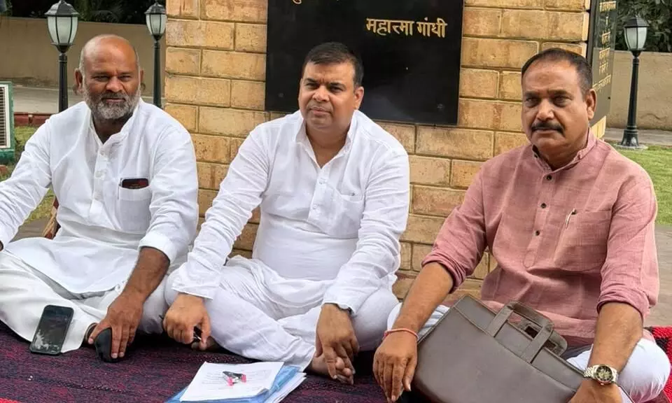 कैलारस शक्कर कारखाने से जुड़े प्रश्न बार-बार किए निरस्त, विधायक पंकज उपाध्याय ने विधानसभा परिसर में दिया धरना कैलारस शक्कर कारखाने से जुड़े प्रश्न बार-बार किए निरस्त, विधायक पंकज उपाध्याय ने विधानसभा परिसर में दिया धरना