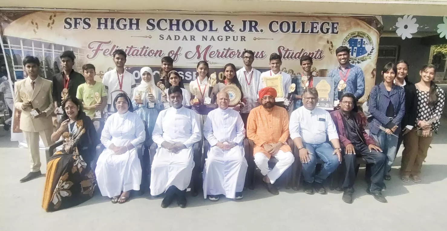 मेधावी विद्यार्थियों का हुआ सम्मान, एसएससी और एचएसएससी बोर्ड परीक्षा के टॉपर्स को ट्रॉफी-पदक और प्रशस्ति-पत्र प्रदान मेधावी विद्यार्थियों का हुआ सम्मान, एसएससी और एचएसएससी बोर्ड परीक्षा के टॉपर्स को ट्रॉफी-पदक और प्रशस्ति-पत्र प्रदान