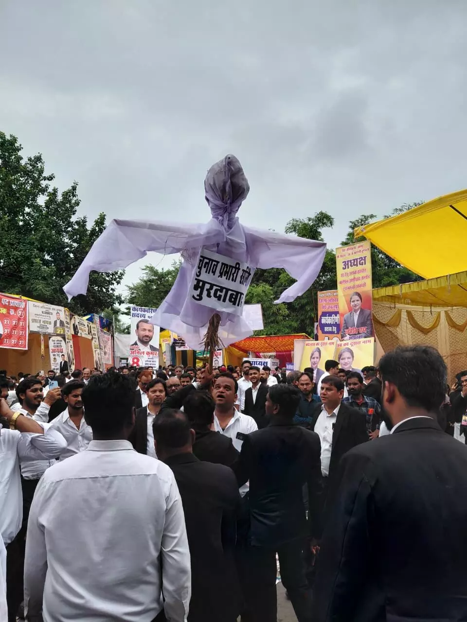 मतपत्र फाड़े, हंगामा के साथ नारेबाजी, जिला अधिवक्ता संघ का चुनाव निरस्त मतपत्र फाड़े, हंगामा के साथ नारेबाजी, जिला अधिवक्ता संघ का चुनाव निरस्त