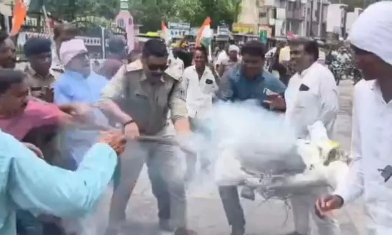 मूंग खरीदी को लेकर किसान कांग्रेस ने पुतला दहन कर नर्मदा नदी में अस्थि विसर्जन भी किया मूंग खरीदी को लेकर किसान कांग्रेस ने पुतला दहन कर नर्मदा नदी में अस्थि विसर्जन भी किया