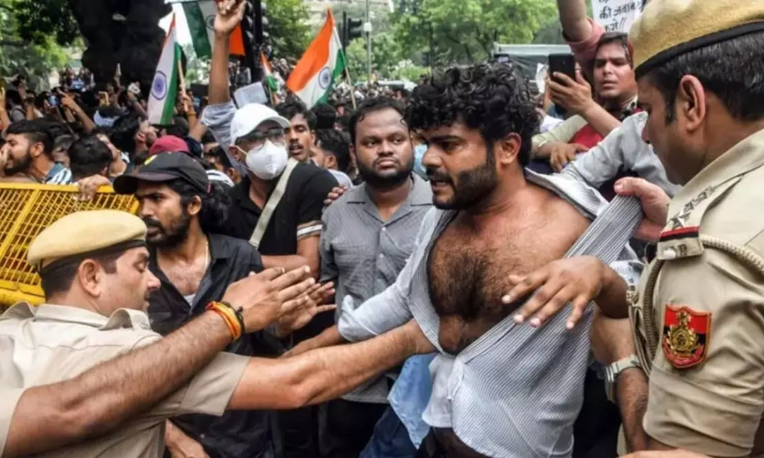 कॉकरोच जनता पार्टी ने फिर किया प्रदर्शन शुरू, समर्थकों ने दोबारा बनाया मंच कॉकरोच जनता पार्टी ने फिर किया प्रदर्शन शुरू, समर्थकों ने दोबारा बनाया मंच