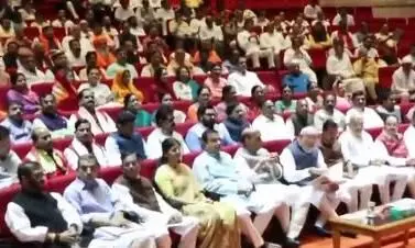 एनडीए संसदीय दल की बैठक शुरु, पीएम मोदी मंगल मिलन के लिए पहुंचे एनडीए संसदीय दल की बैठक शुरु, पीएम मोदी मंगल मिलन के लिए पहुंचे