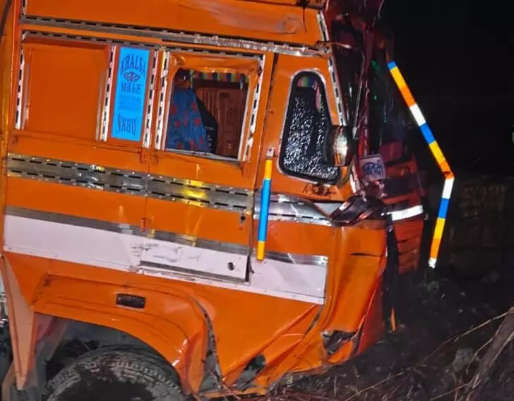 राष्ट्रीय राजमार्ग पर सवारी उतार रही बस को ट्रक ने मारी ठोकर, 12 यात्री घायल राष्ट्रीय राजमार्ग पर सवारी उतार रही बस को ट्रक ने मारी ठोकर, 12 यात्री घायल
