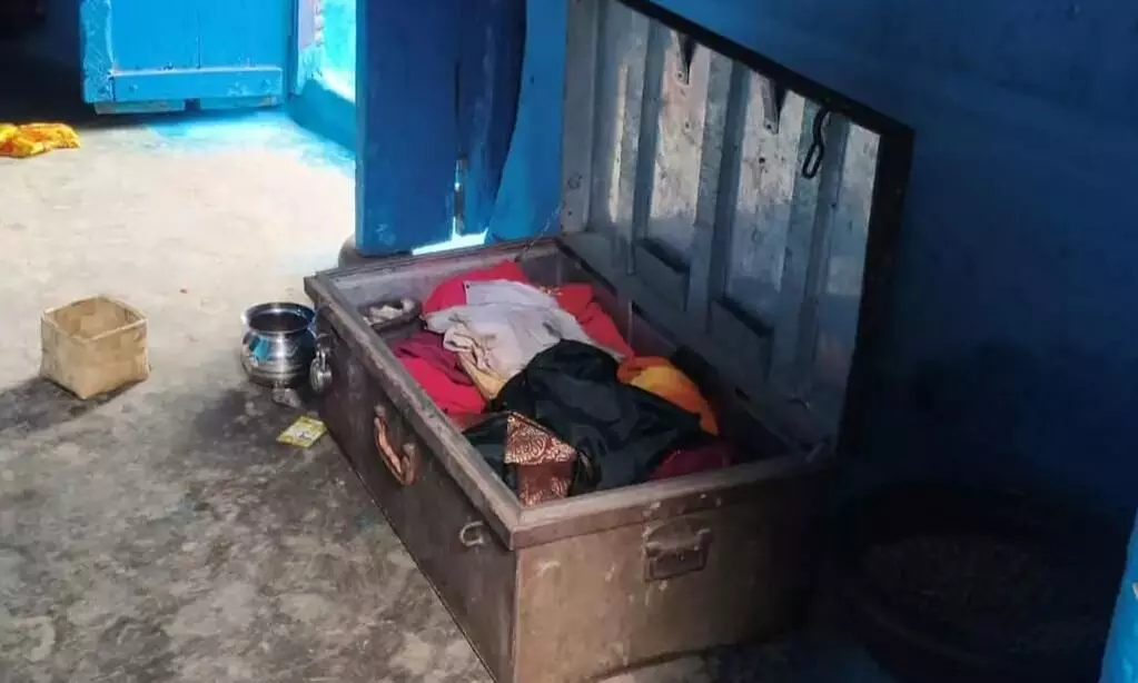 बदमाशों ने घर में सेंधमारी कर सोने-चांदी के जेवर और नकद चोरी किए बदमाशों ने घर में सेंधमारी कर सोने-चांदी के जेवर और नकद चोरी किए