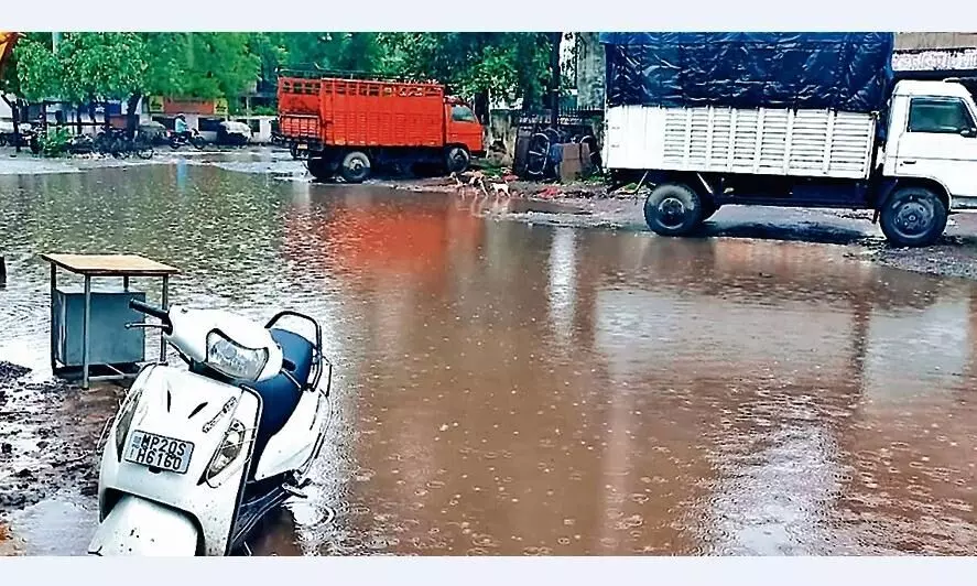 कृषि उपज मंडी में फिर हुआ जलभराव बारिश ने खोली व्यवस्थाओं की पोल कृषि उपज मंडी में फिर हुआ जलभराव बारिश ने खोली व्यवस्थाओं की पोल