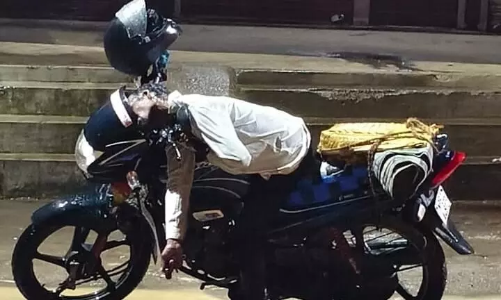 बाइक में ही बैठे-बैठे उड़ गये प्राण पखेरू बाइक में ही बैठे-बैठे उड़ गये प्राण पखेरू