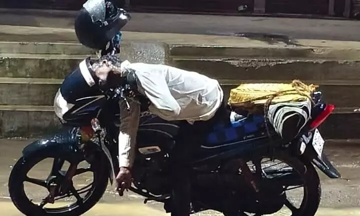 बाइक में ही बैठे-बैठे उड़ गये प्राण पखेरू बाइक में ही बैठे-बैठे उड़ गये प्राण पखेरू