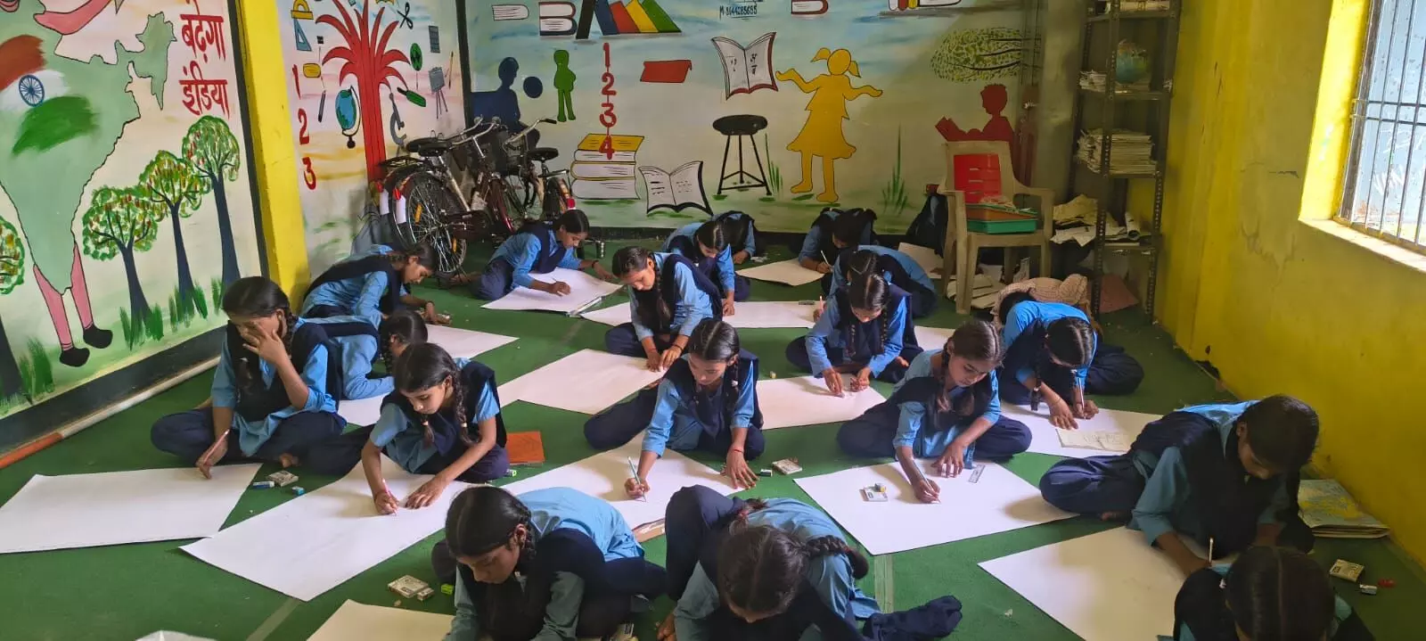 बाँधवगढ़ में कैनवास पर बच्चे उकेर रहे बाघ और जंगल के किस्से बाँधवगढ़ में कैनवास पर बच्चे उकेर रहे बाघ और जंगल के किस्से