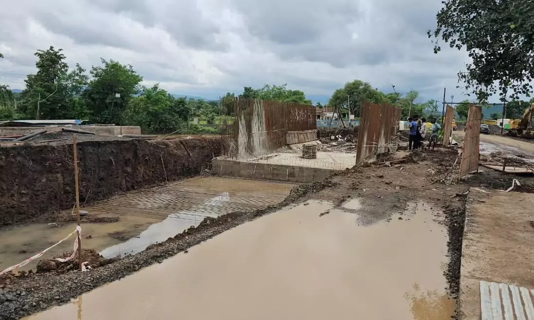निर्माणाधीन रेलवे ओवरब्रिज पर करंट लगने से मजदूर की मौत निर्माणाधीन रेलवे ओवरब्रिज पर करंट लगने से मजदूर की मौत