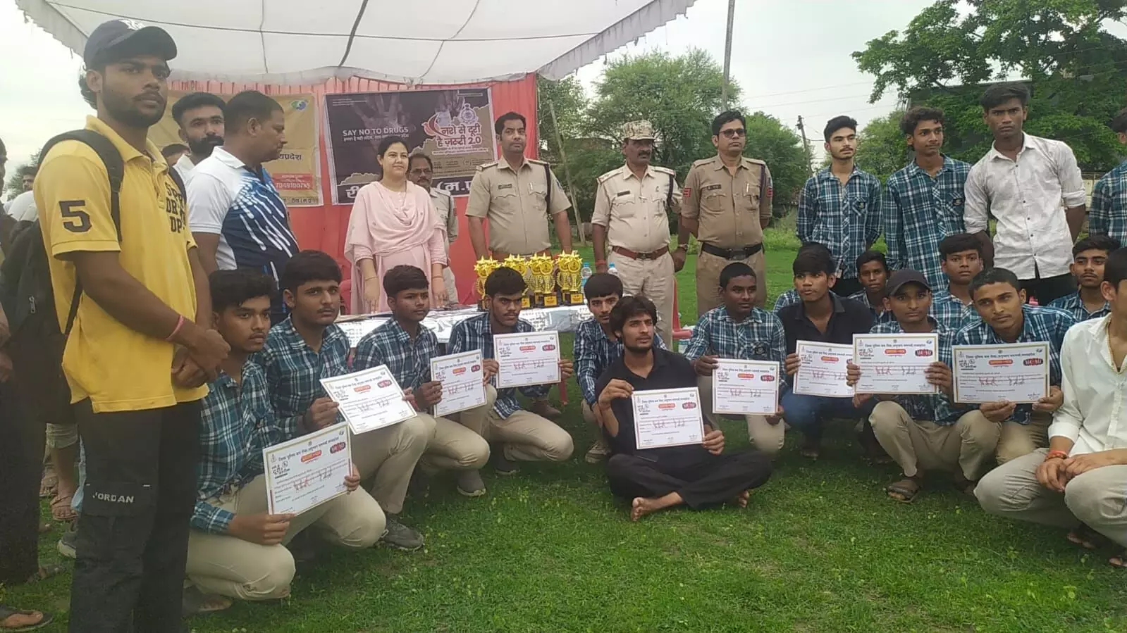 नशे से दूरी है जरूरी अभियान: मनगवां थाना परिसर में हुई रस्साकशी प्रतियोगिता नशे से दूरी है जरूरी अभियान: मनगवां थाना परिसर में हुई रस्साकशी प्रतियोगिता