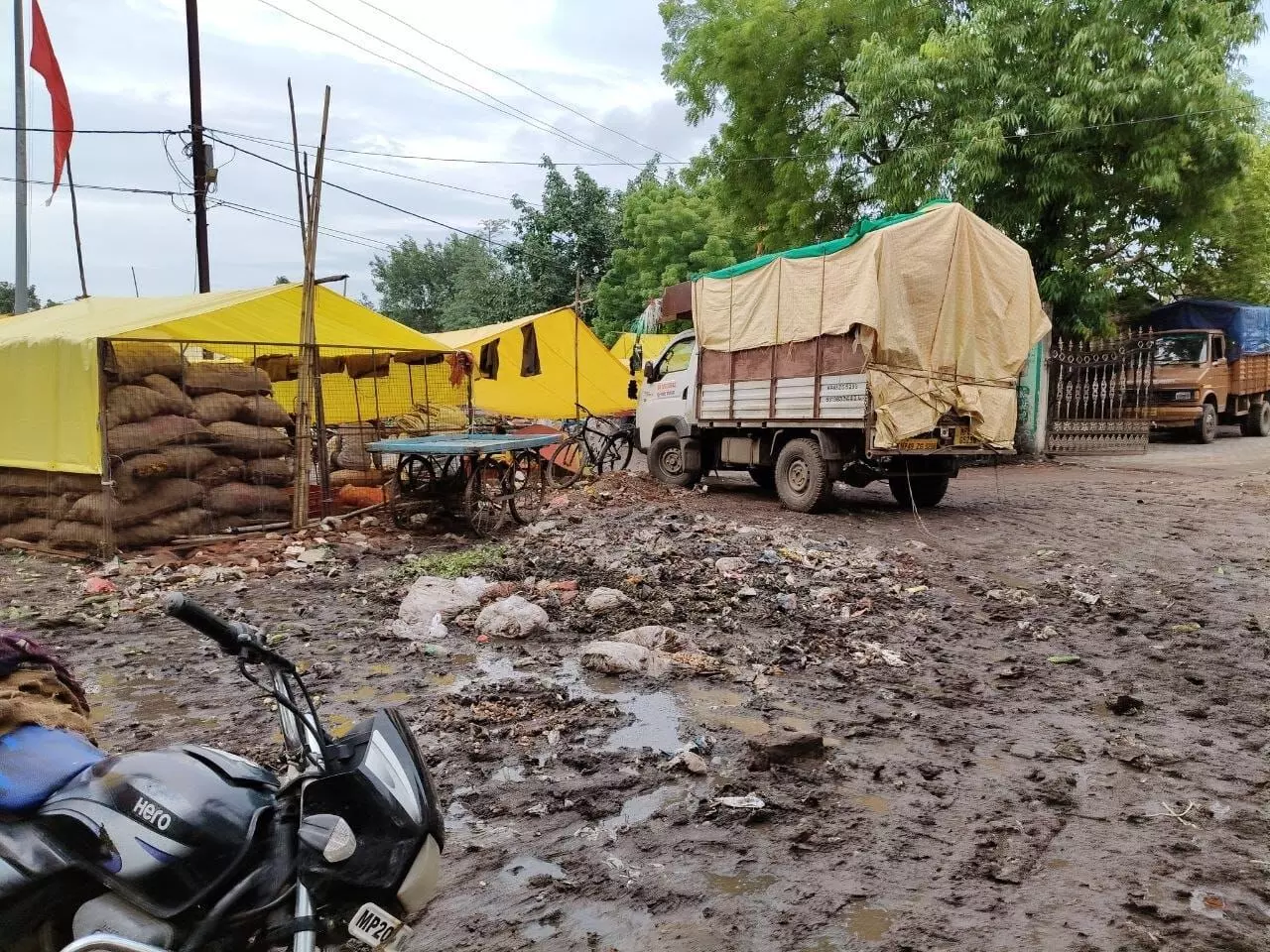 सब्जी व्यापारी बढ़ा रहे गंदगी, किसान-हितग्राही परेशान सब्जी व्यापारी बढ़ा रहे गंदगी, किसान-हितग्राही परेशान